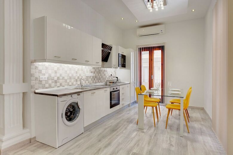 Stylish 2 Bedroom Apartment In An Amazing Location