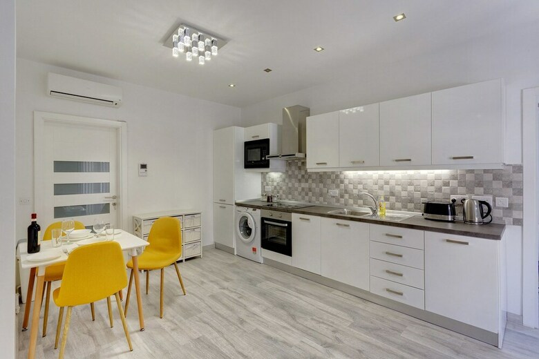 Splendid Apartment, Steps Away From The Sea