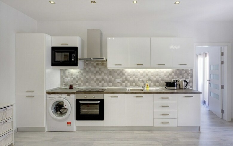 Splendid Apartment, Steps Away From The Sea
