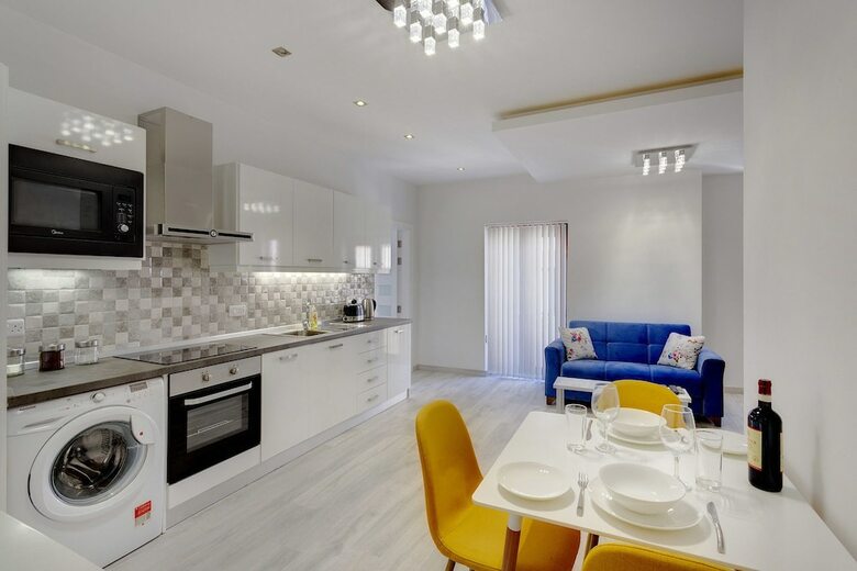 Splendid Apartment, Steps Away From The Sea