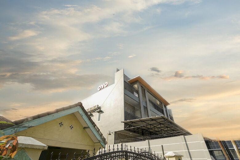 Hostal Oyo 945 Mega Kost 2