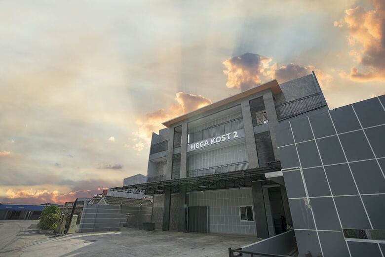 Hostal Oyo 945 Mega Kost 2