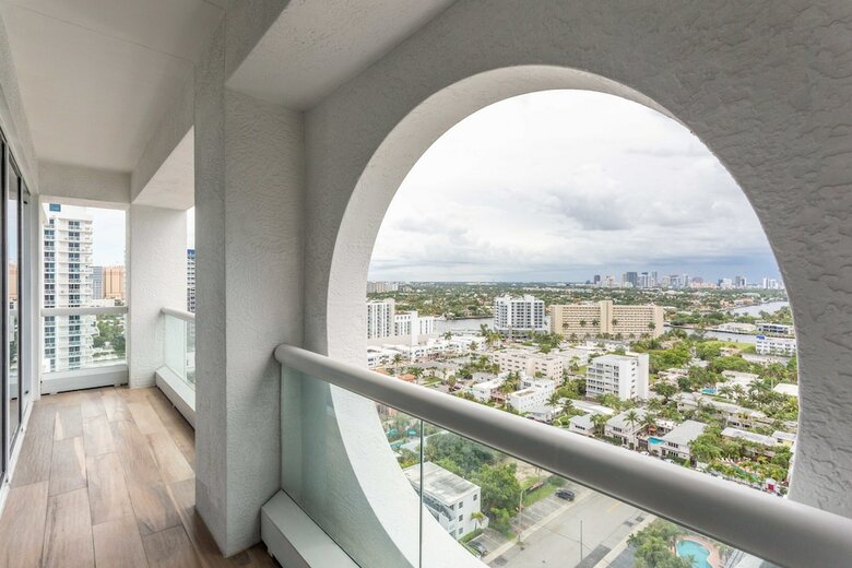 Luxury Oceanfront Condo With Large Balcony