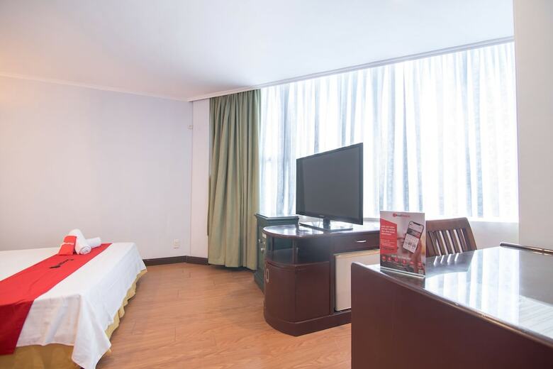Hotel Reddoorz Plus Near Van Mieu Quoc Tu Giam