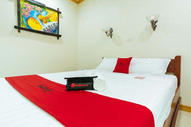 Hotel Reddoorz Premium Near Pristine Beach