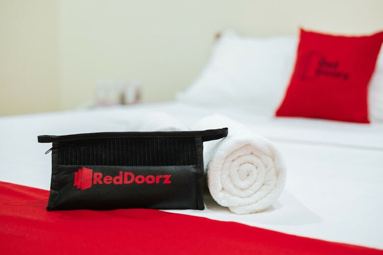 Hotel Reddoorz Premium Near Pristine Beach
