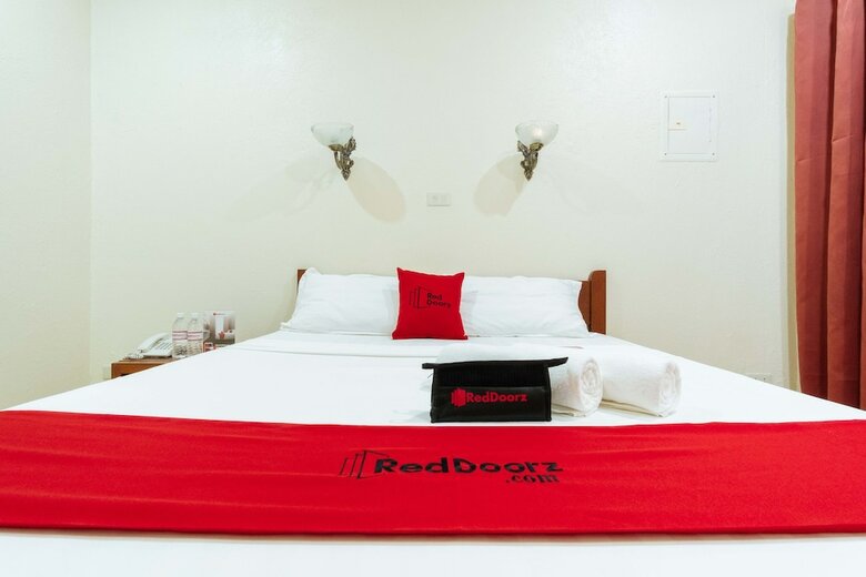 Hotel Reddoorz Premium Near Pristine Beach