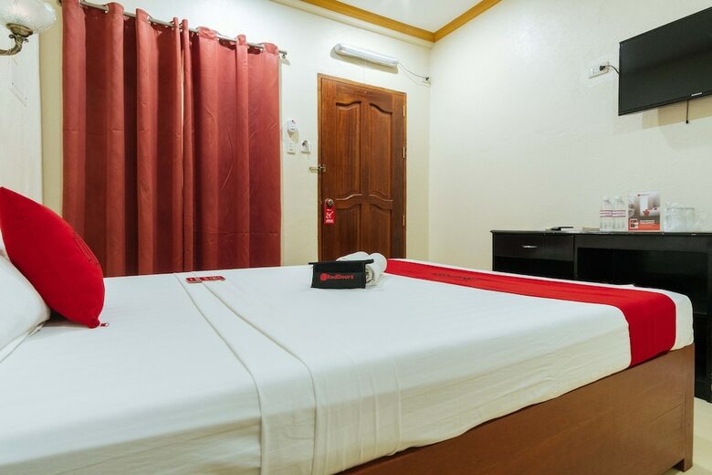 Hotel Reddoorz Premium Near Pristine Beach