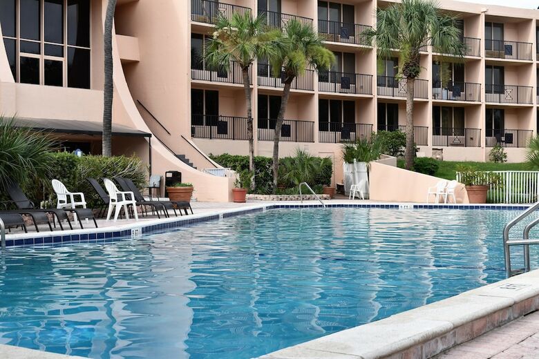Hotel Apm Inn & Suites