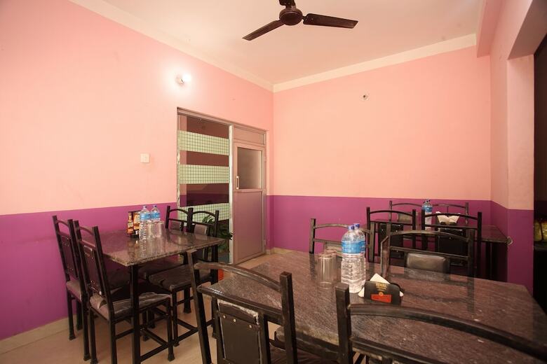 Oyo 366 Hotel Anmol