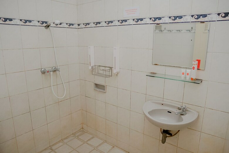 Hostal Oyo 1107 Rossan Villa