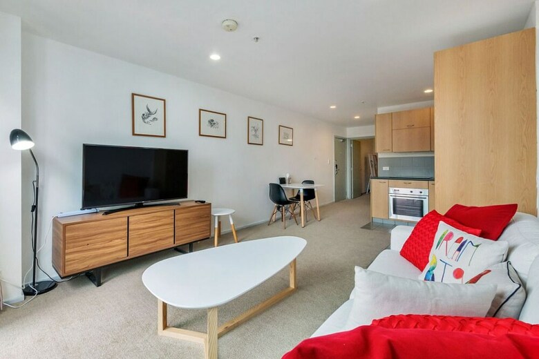 Jht - 1 Brm Apartment, Carpark, Next To University