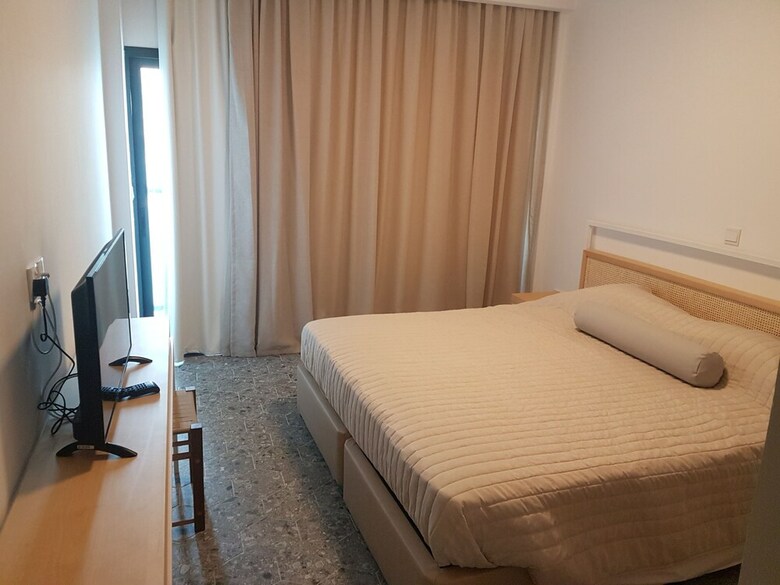 E.j. Pyrgos Bay Hotel