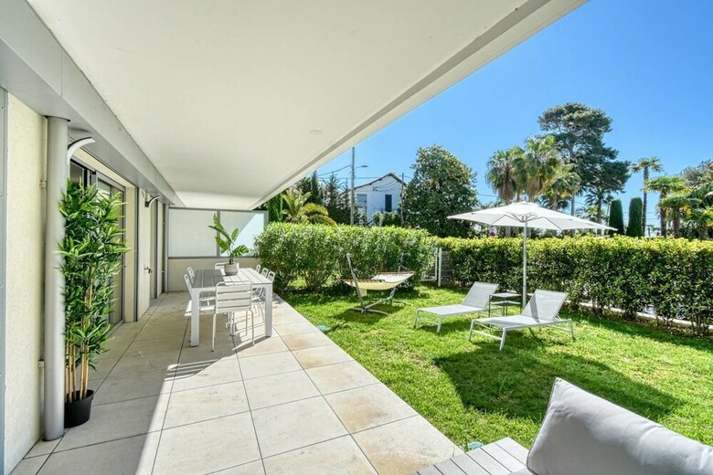 Nice Apartment With Private Garden, Pool & Parking