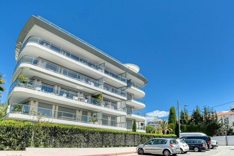 Nice Apartment With Private Garden, Pool & Parking