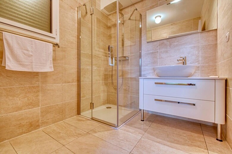 Nice Apartment With Private Garden, Pool & Parking
