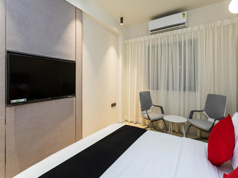 Capital O 29355 Hotel Oasis Blue
