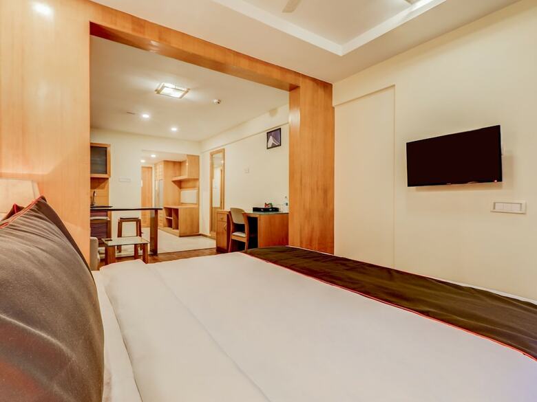 Hotel Collection O 30121 The Mayer