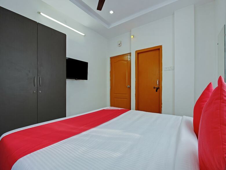 Hotel Oyo 30151 Golden Hive