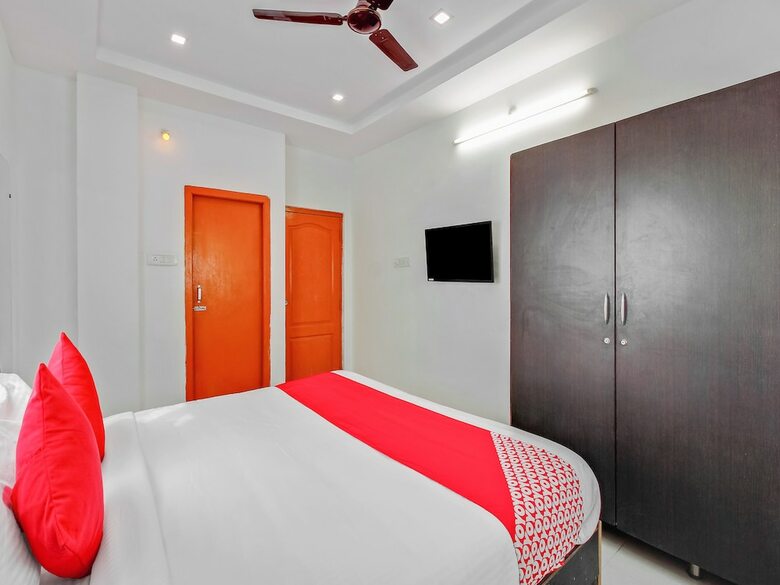 Hotel Oyo 30151 Golden Hive