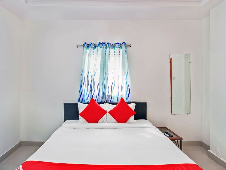 Hotel Oyo 30151 Golden Hive