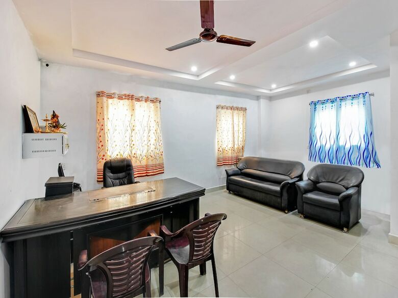 Hotel Oyo 30151 Golden Hive