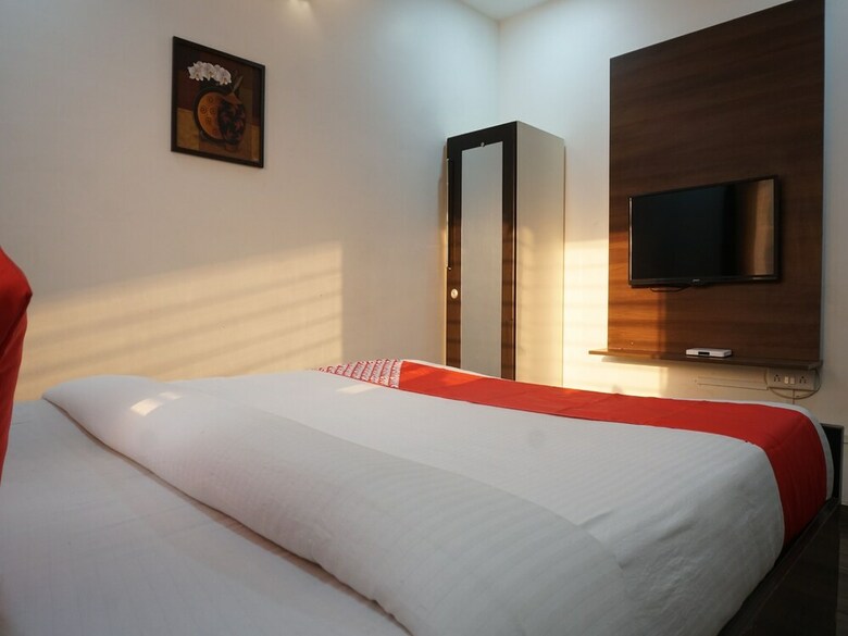 Hotel Oyo 38523 Royano Inn