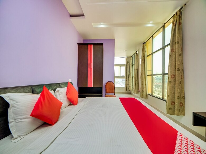 Oyo 40124 Hotel Vjr Residency