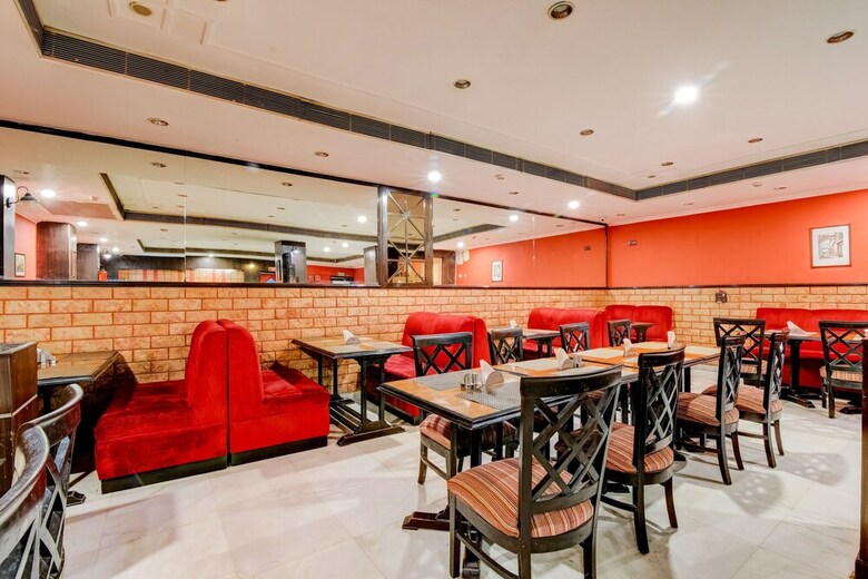 Oyo 39725 Hotel Regent Continental