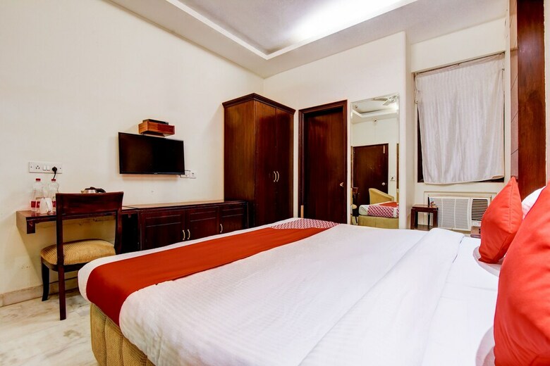 Oyo 39725 Hotel Regent Continental