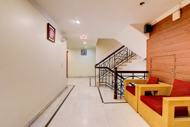 Oyo 39725 Hotel Regent Continental