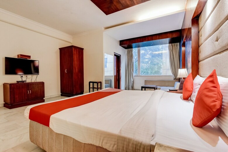 Oyo 39725 Hotel Regent Continental
