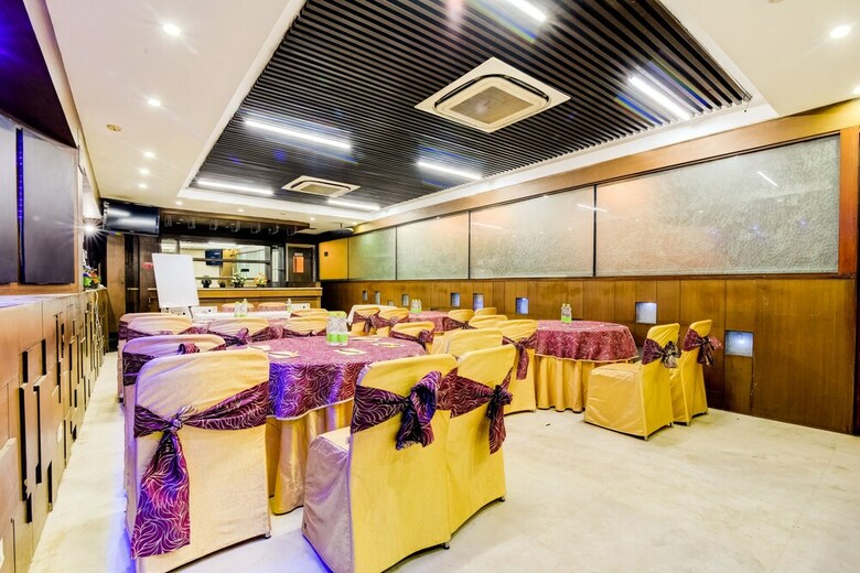 Oyo 39725 Hotel Regent Continental