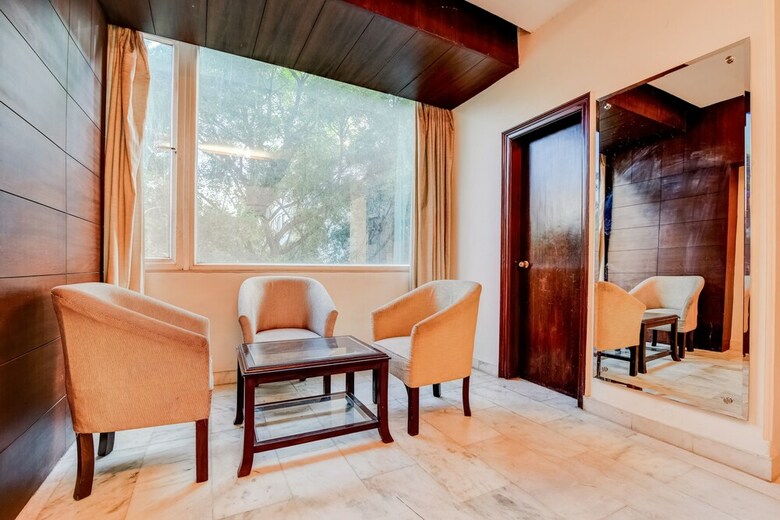 Oyo 39725 Hotel Regent Continental