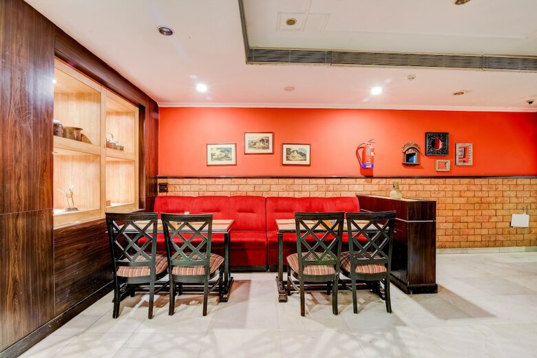 Oyo 39725 Hotel Regent Continental