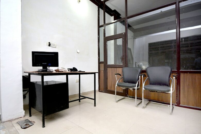Hotel Oyo 40306 White House
