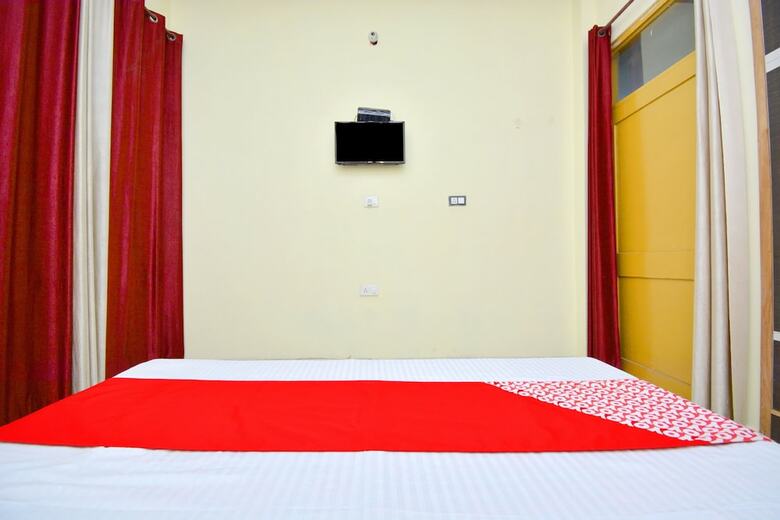 Hotel Oyo 40306 White House