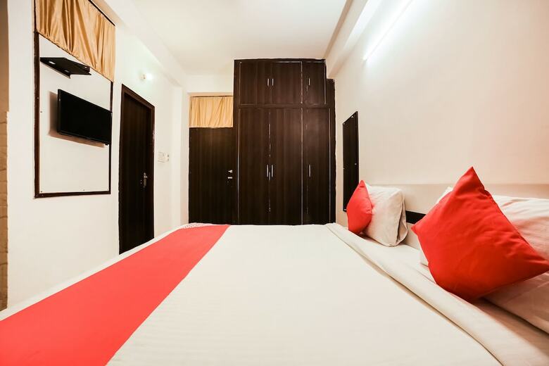 Hotel Oyo Flagship 30197 Noida Sector 43