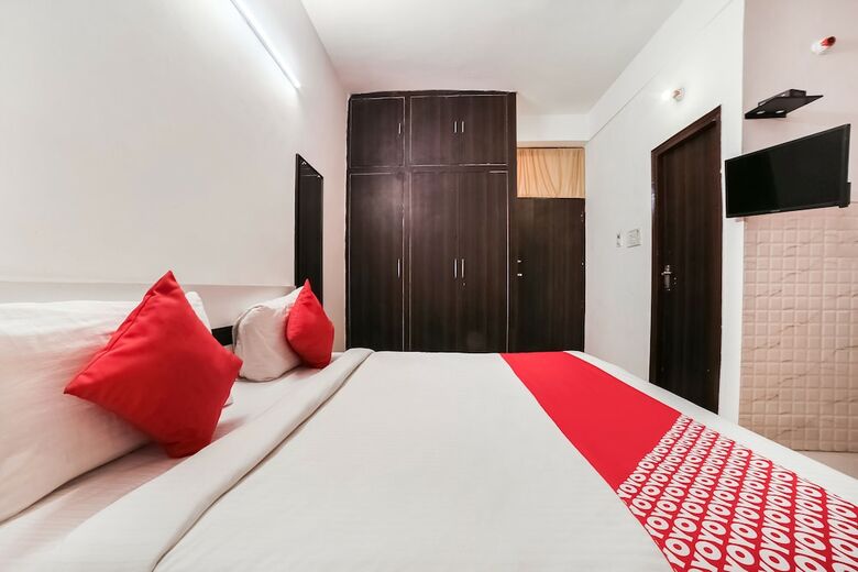 Hotel Oyo Flagship 30197 Noida Sector 43