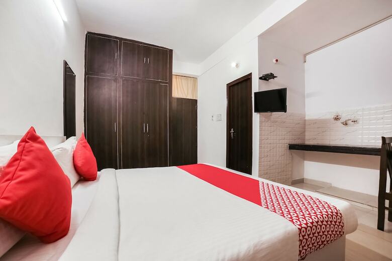 Hotel Oyo Flagship 30197 Noida Sector 43