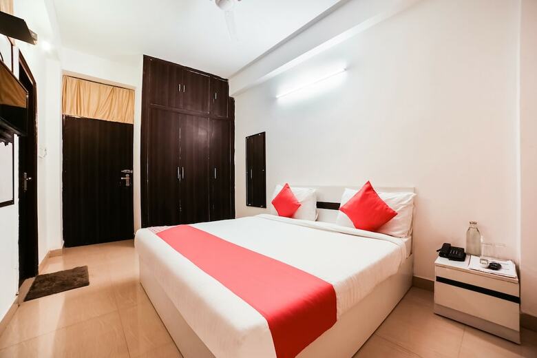 Hotel Oyo Flagship 30197 Noida Sector 43