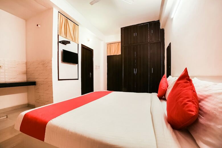 Hotel Oyo Flagship 30197 Noida Sector 43