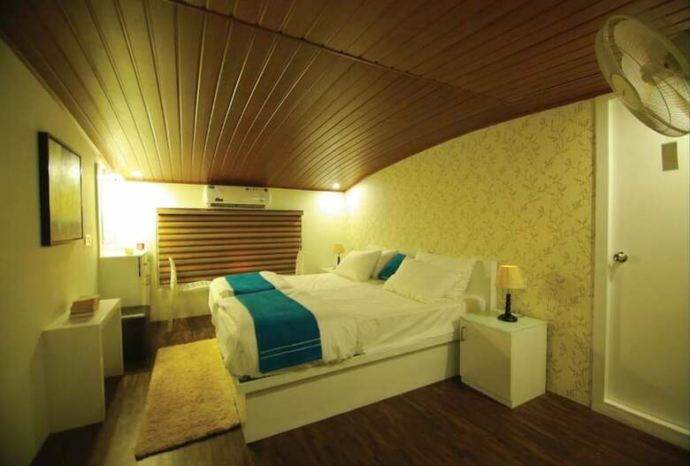 Hotel Indiavacationz Houseboat