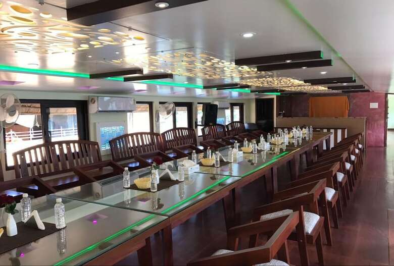 Hotel Indiavacationz Houseboat