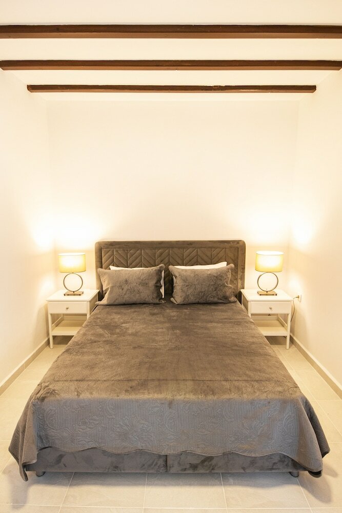 Hotel The Flag Suites (+12)