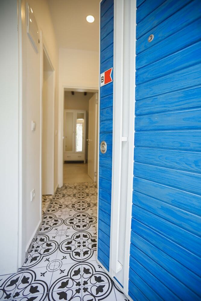 Hotel The Flag Suites (+12)