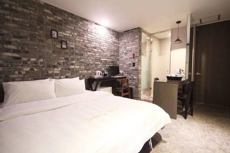 Paradise Hotel