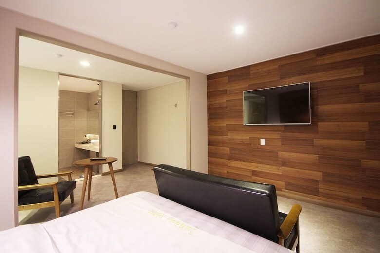 Paradise Hotel