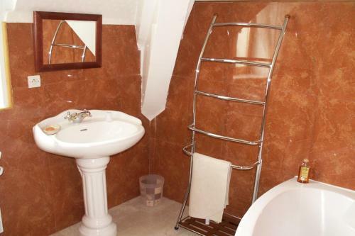 Bed & Breakfast Ch�teau De La Court D'aron