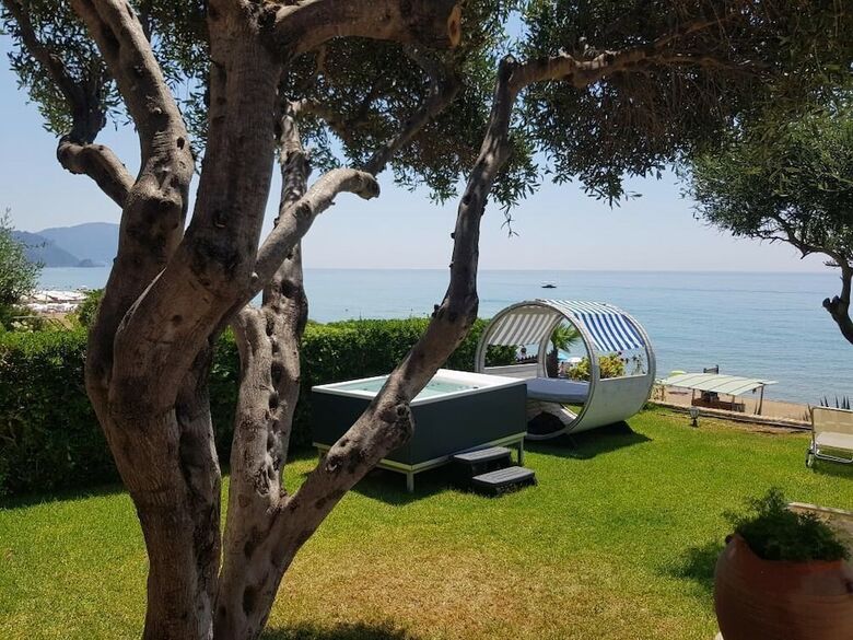Menigos Aa1g No52 Beachfront 3bdr Villa